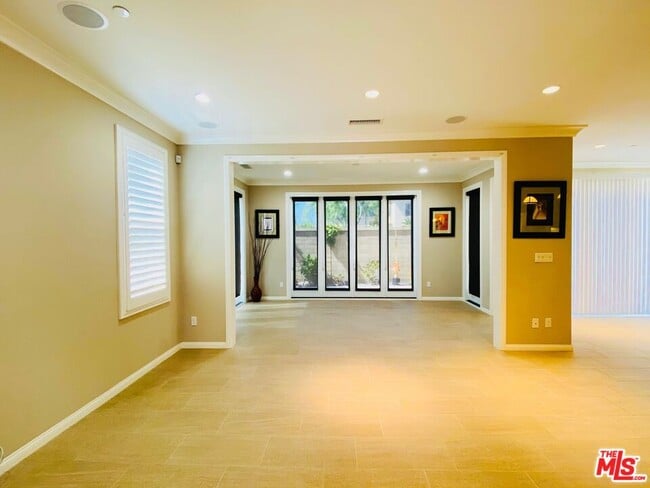 Building Photo - 51 Ivory Petal