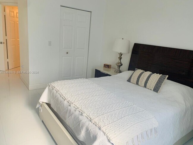 Building Photo - 17150 N Bay Rd