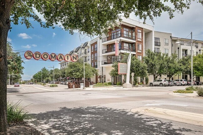 Building Photo - 6808 Luckenbach Ln