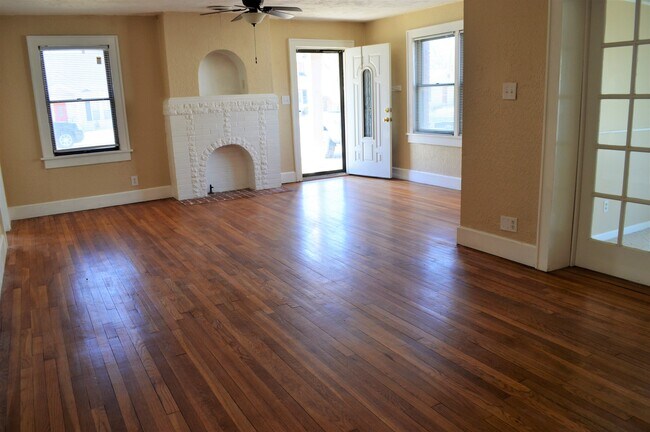 Building Photo - 3904 Fountain Ter