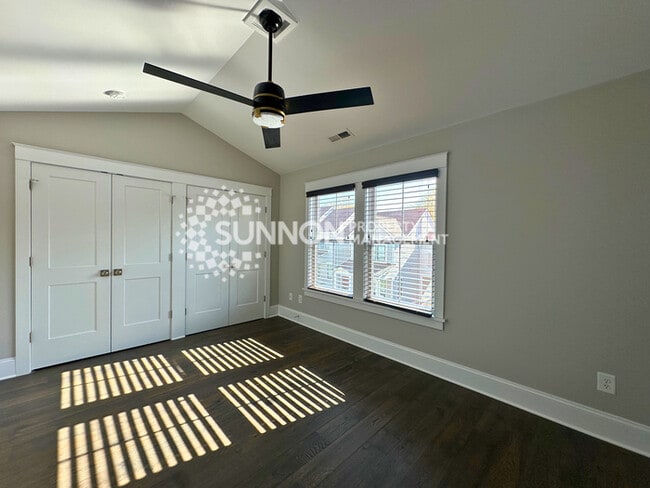 Building Photo - Modern 3-Story Townhome in the Heart of Plaza-Midwood - Walk to Everyt