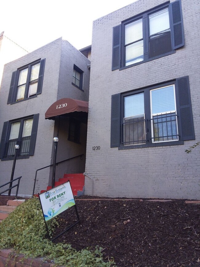 Building Photo - Cap Hil Adorable 1 Bedroom Available Now!