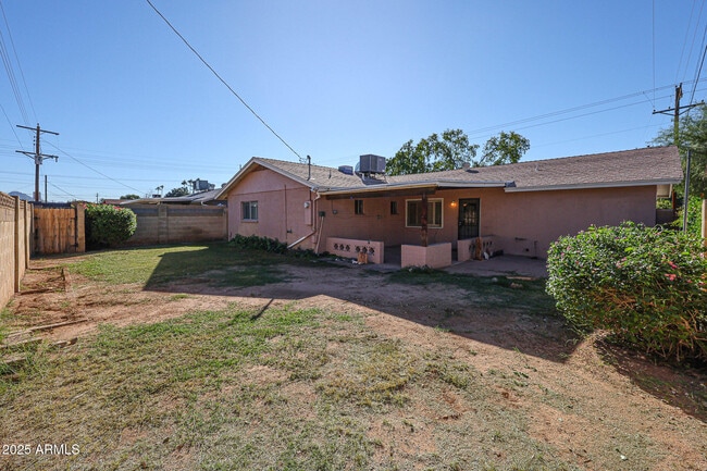 Building Photo - 2324 West Myrtle Ave