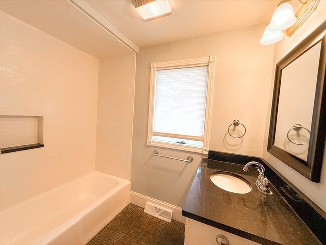 Building Photo - 3 Elm St