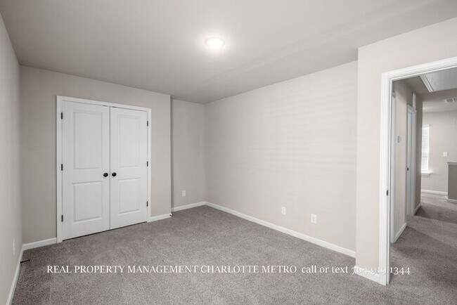 Building Photo - Stunning 4-bedroom, 2.5-bathroom home located in the vibrant city of Charlotte, NC.