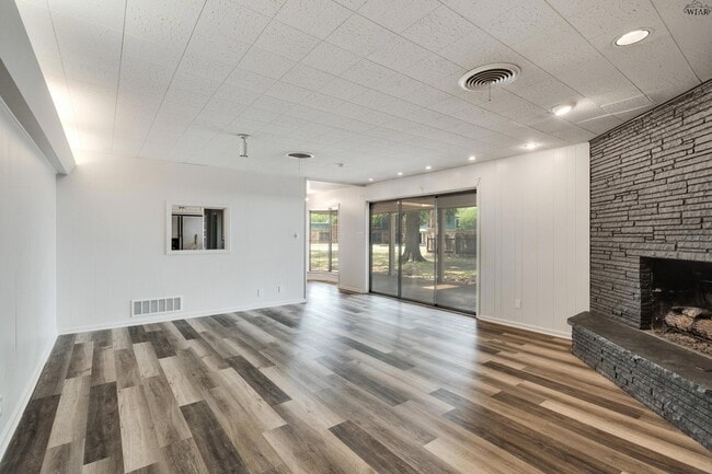 Building Photo - 2108 Granada Dr