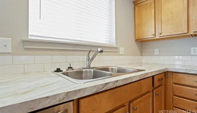 Building Photo - "Charming 3-Bed, 2-Bath Home with Spacious...