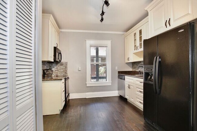 Building Photo - Beautiful 1/1 Spacious Apartment in the He...