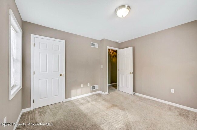 Building Photo - 28 Robin Ln