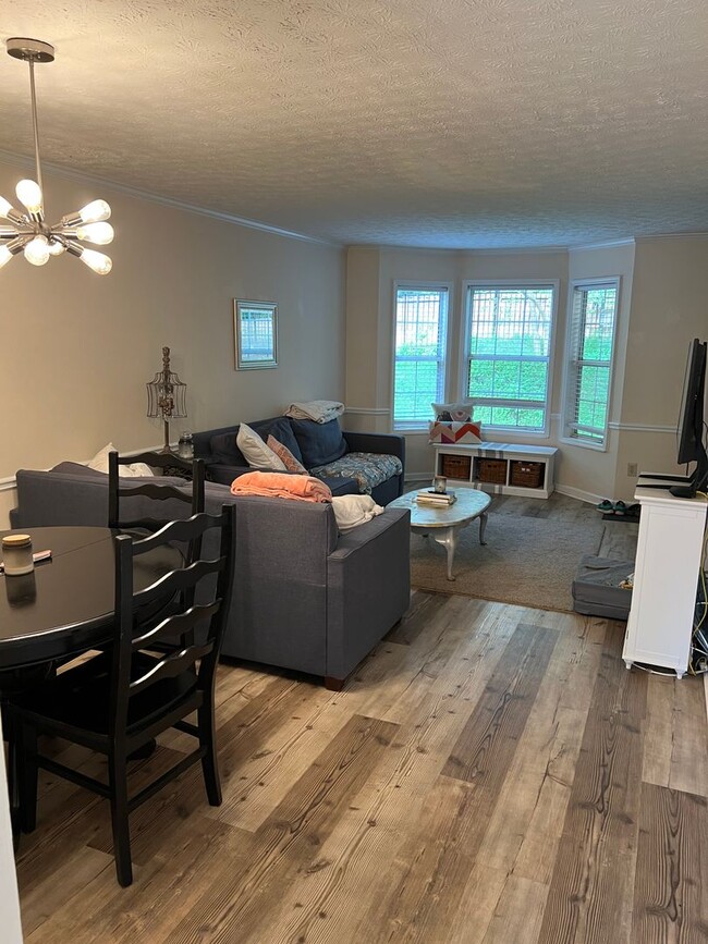 Building Photo - Sleepy Hollow Townhome - Convenient Location and Privacy