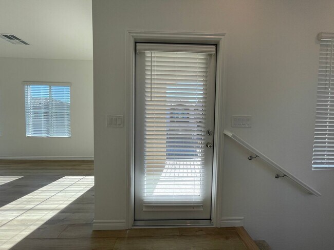 Building Photo - GATED 2 BED 2.5 BATH 2 CAR GARAGE 2 FLOOR ...