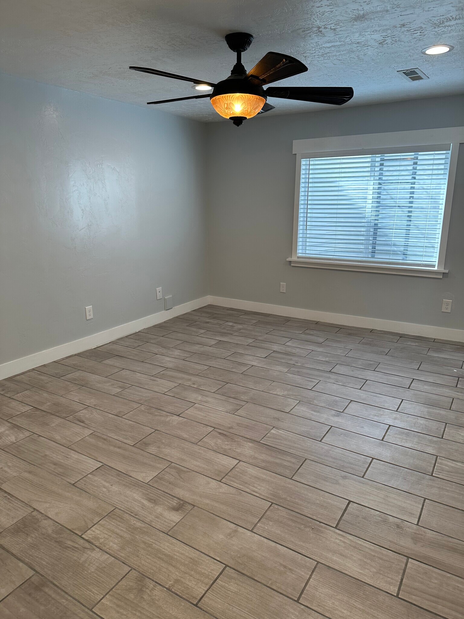 Building Photo - 4348 N Maple Dr