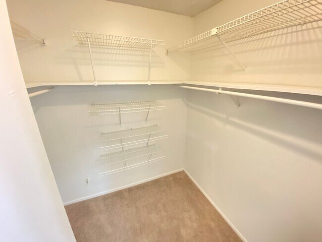 Building Photo - SANDY COVE CONDO - 1BR/1BA WITH BALCONY