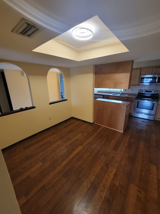 Building Photo - 2320 Montclair Cir