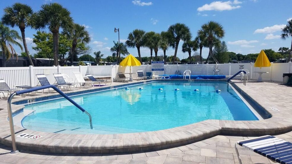 HEATED POOL & LOUNGRS - 7402 Demure Ln