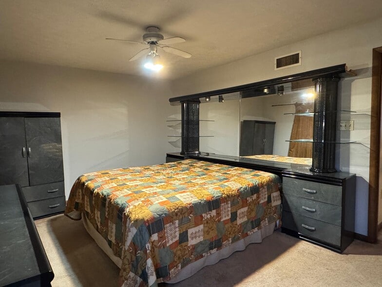 Room With King size bed - 3124 Banksville Ave