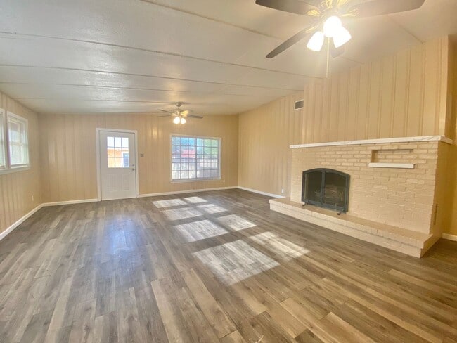 Building Photo - 4 Bed 2 Bath Home Now Available!