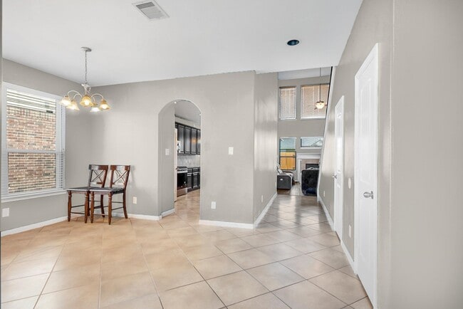 Building Photo - 1302 S Maple Dr