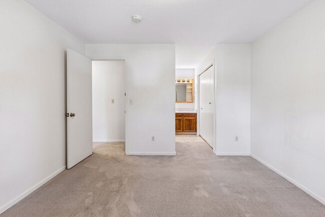 Building Photo - 695 Manhattan Dr