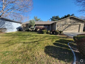 Building Photo - Spacious home in Kennewick