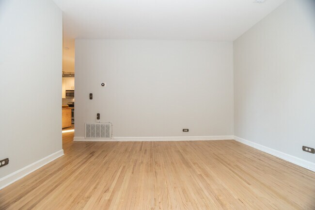 Building Photo - 550 W Surf St