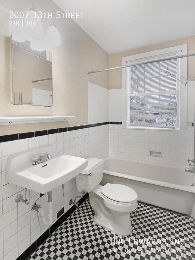 Building Photo - 2007 13th St