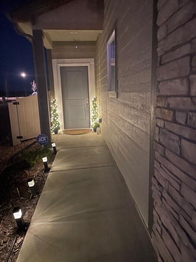 Building Photo - IMMACULATE 4 BED/2.5 BATH CUSTOM BUILT HOME IN SKYLINE RIDGE!