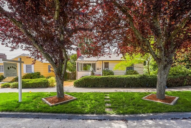 Building Photo - Light and Bright West Seattle Charmer in H...