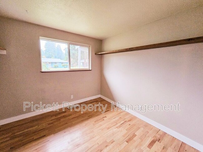 Building Photo - 2567 Madrona Dr SE