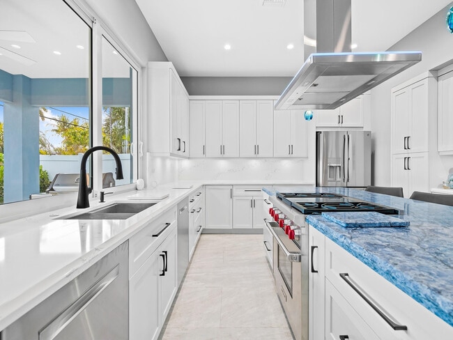 Building Photo - 2754 NE 31st Ct