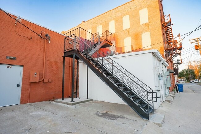 Building Photo - 210 E Washington Ave