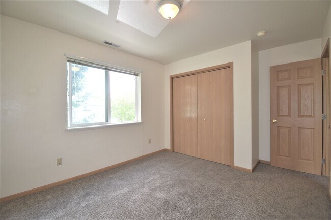 Building Photo - 2Bed with OFFICE and DETACHED GARAGE! Grea...