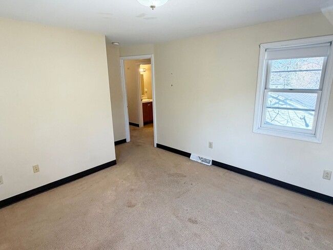 Building Photo - 3-Bedroom, 1-Bath Home with Off-Street Parking