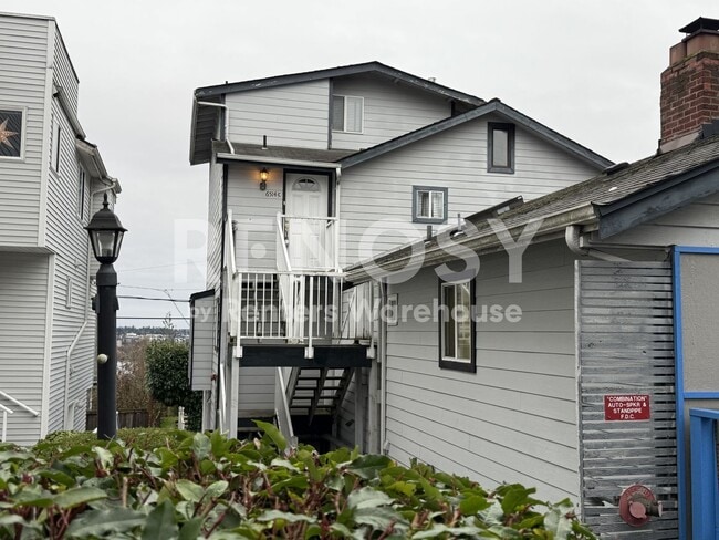 Building Photo - 6514 Phinney Ave N