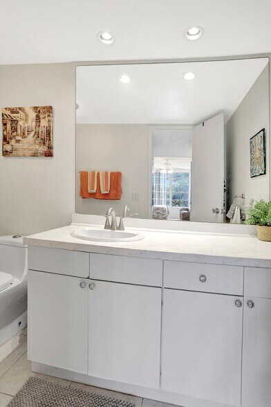 Building Photo - 2851 S Palm Aire Dr