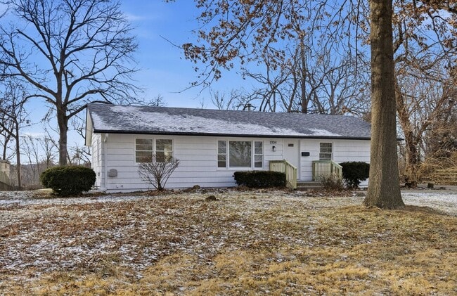 Building Photo - Renovated 3 Bedroom | 2 Full Bath Home