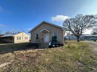 Building Photo - 2 bedroom, 1 bathroom Single Family Home