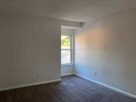 Building Photo - 2022 Oak Park Ln