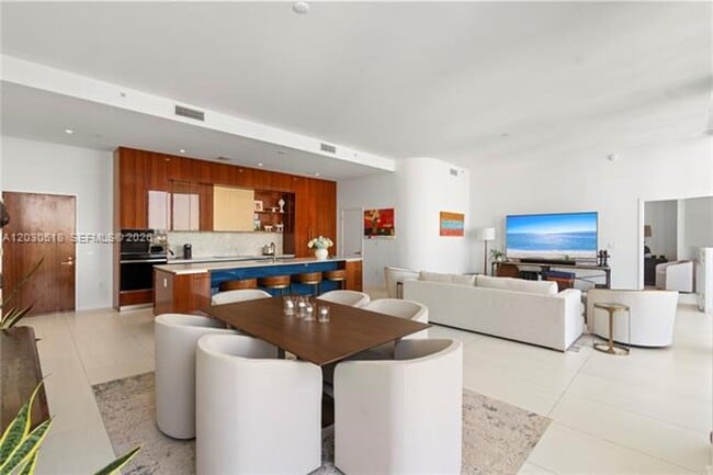 Building Photo - 2678 Tigertail Ave