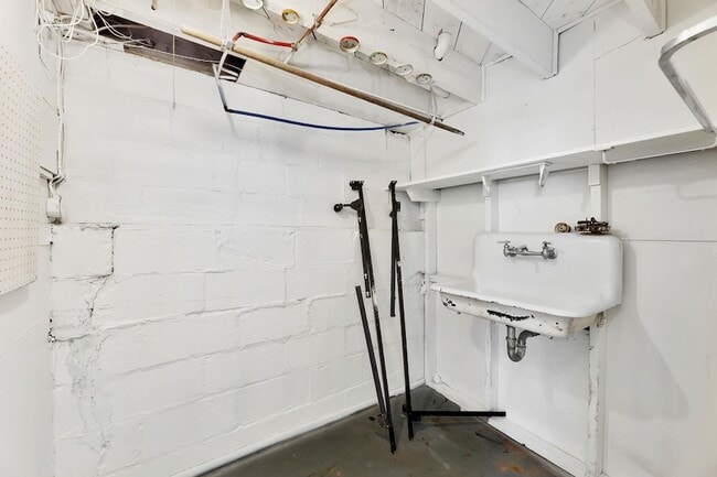 Building Photo - 637 S Holyoke St