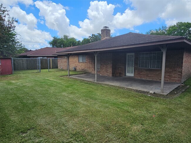 Building Photo - 2701 Henderson Ln