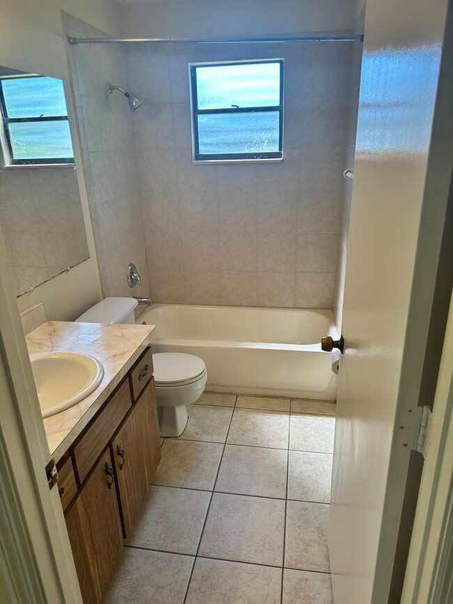 Building Photo - Nice 2/1.5 Duplex Located Across From St. ...
