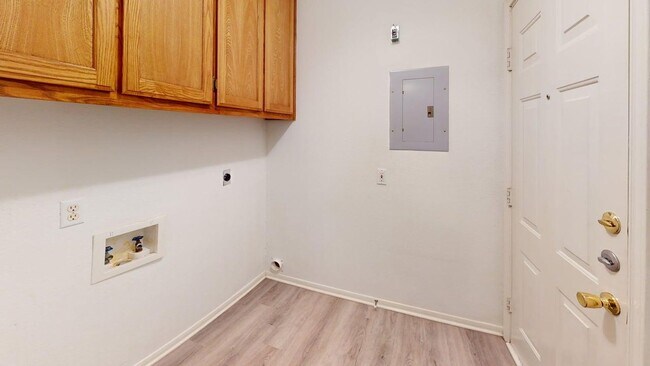 Building Photo - 204 W Truman Ave