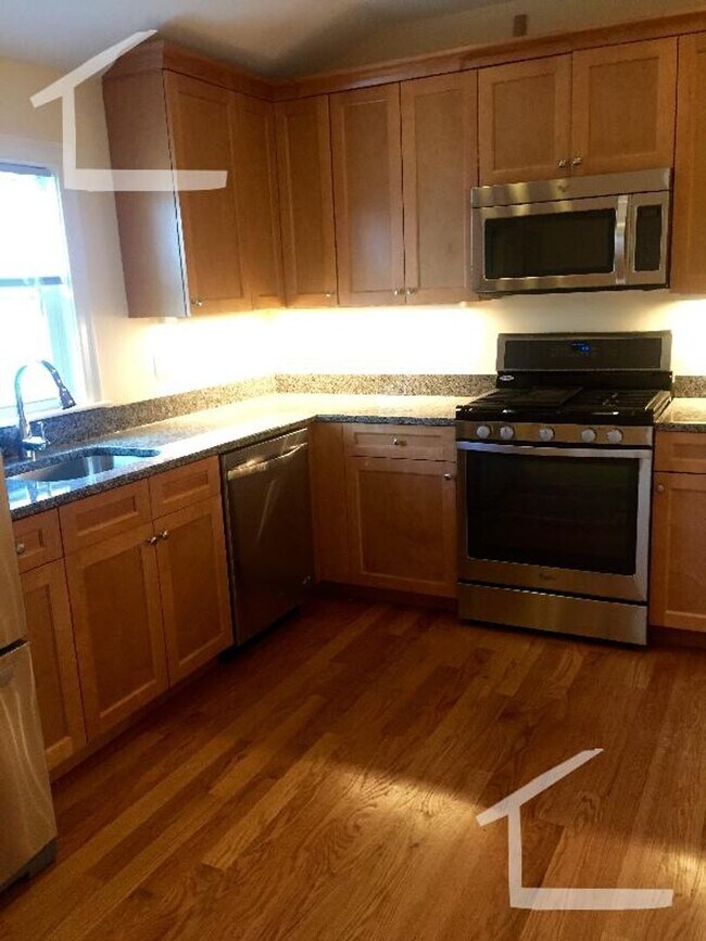 Building Photo - nice 4 bed in Newton