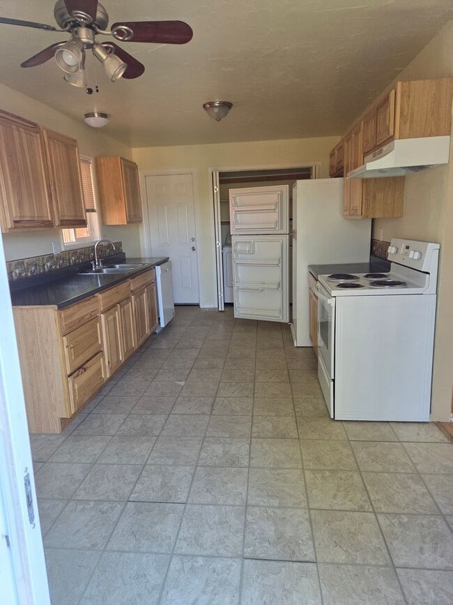 Building Photo - Very nice duplex 2 bedroom 1 bathroom