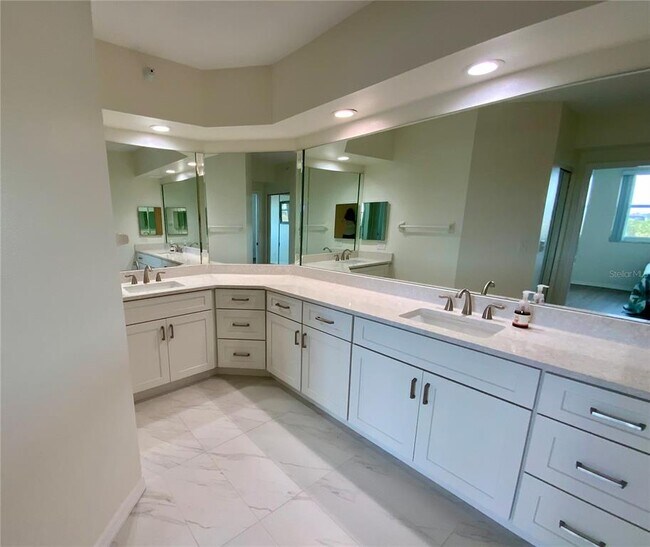 Building Photo - 6315 Shoreline Dr