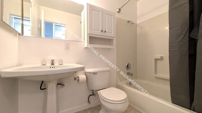 Building Photo - Spacious 3-Bedroom, 2-Bath Home Near the B...