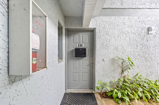 Building Photo - 588 Fairways Ln