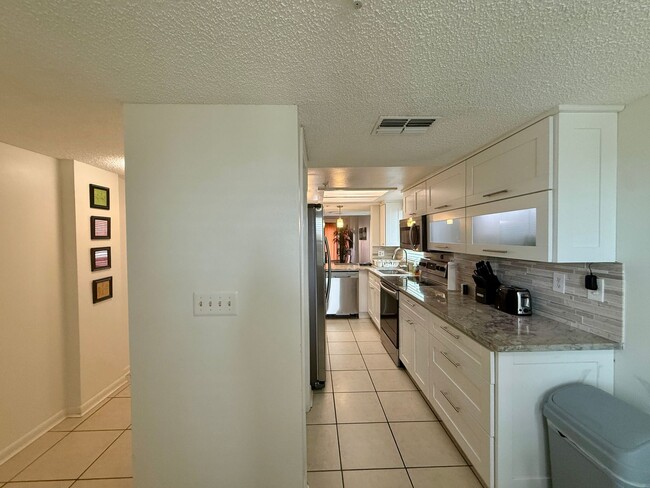 Building Photo - Beatifully updated Beach condo FULLY FURNISHED ANNUAL RENTAL 2/2
