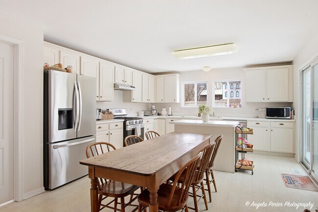 Building Photo - 1901 Kennedy Dr